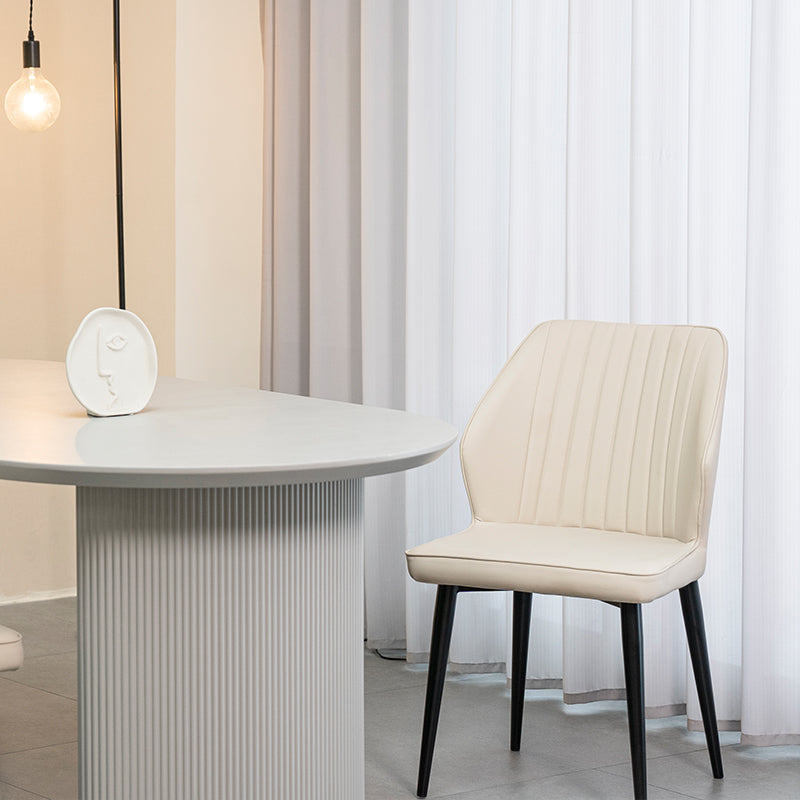 Set di 2 sedie da pranzo Aleena in pelle PU nera con gambe metalliche - design contemporaneo OFCASA，Schienale ergonomico sedia Aleena - supporto lombare per lunghe serate，Gambe in metallo delle sedie Aleena - stabile e resistente，Sedie Aleena imballate singolarmente - facile montaggio incluso