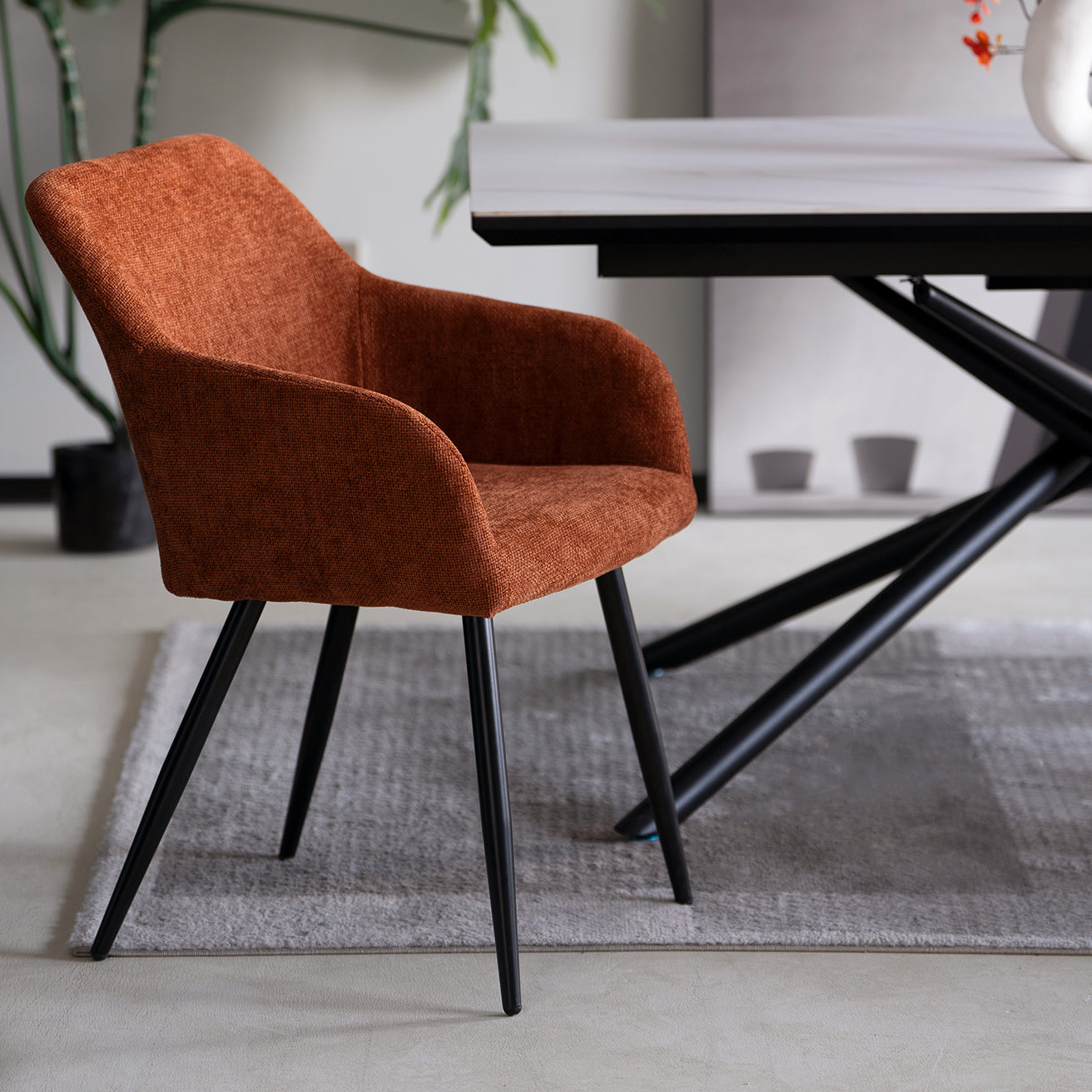 Sala da pranzo moderna con tavolo in quercia e 4 sedie Frazer con braccioli, stile scandinavo