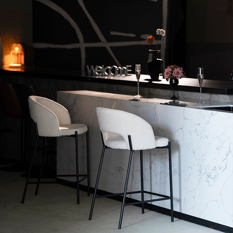 Coppia di sgabelli Esme posizionati a un'isola cucina bianca, design scandinavo