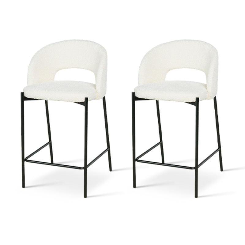 Sgabello alto Esme con seduta in bouclé crema e struttura in metallo nero - design moderno per isole cucina e breakfast bar