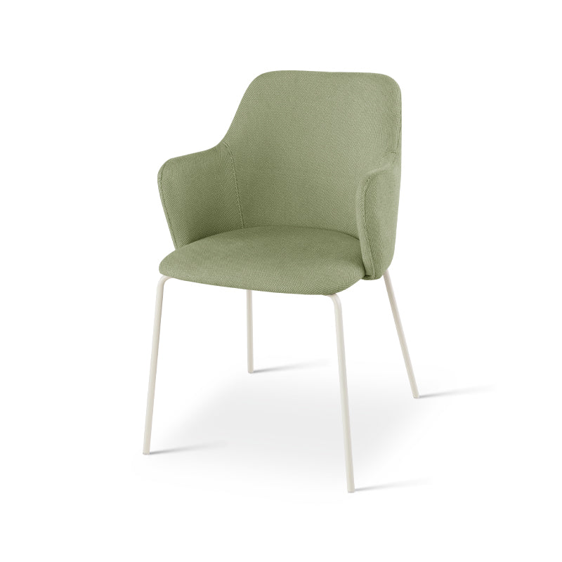 Interno moderno con sedie Dahlia in abbinamento a un divano beige