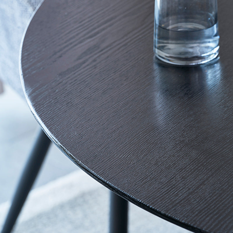 Tavolo da pranzo rotondo Gemma UDT24012 in nero con piano MDF resistente e base in impiallacciato legno, perfetto per sale da pranzo moderne.