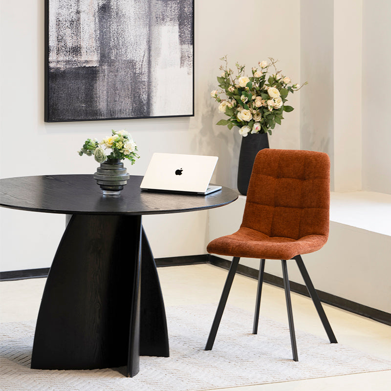 Tavolo da pranzo rotondo Gemma UDT24012 in nero con piano MDF resistente e base in impiallacciato legno, perfetto per sale da pranzo moderne.