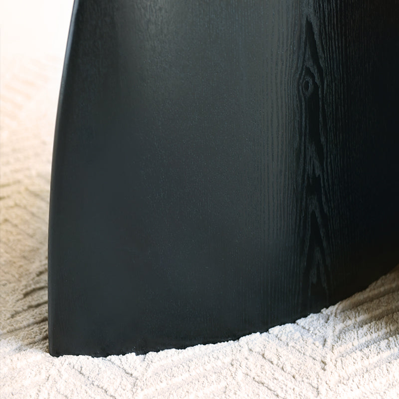 Tavolo da pranzo rotondo Gemma UDT24012 in nero con piano MDF resistente e base in impiallacciato legno, perfetto per sale da pranzo moderne.