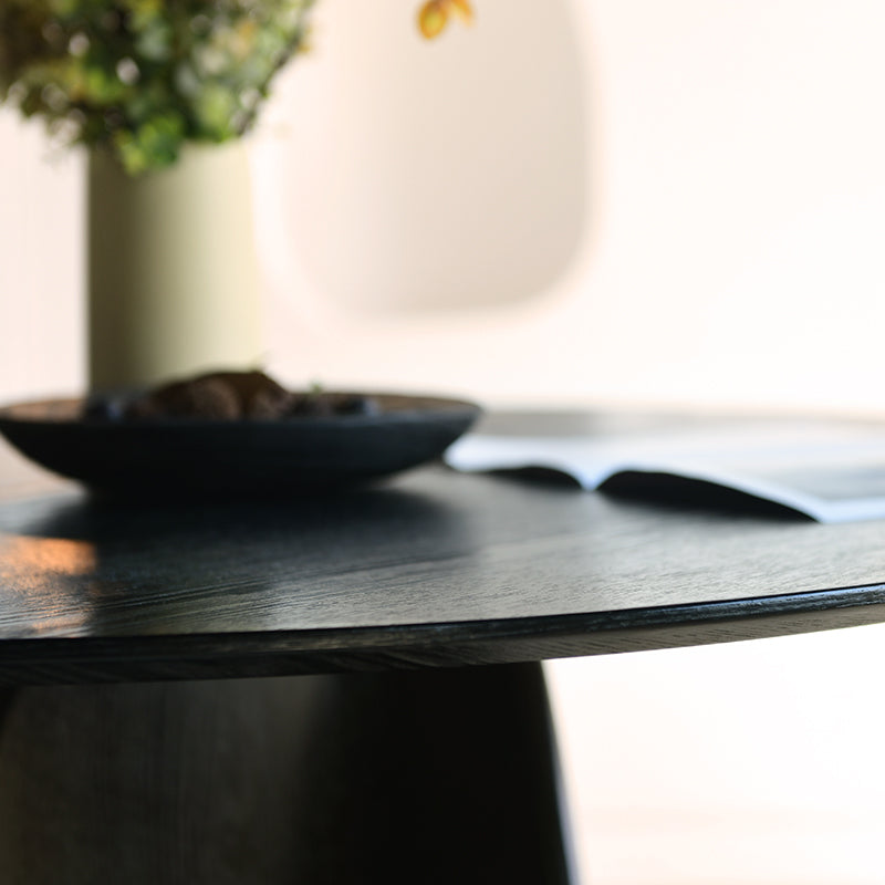 Tavolo da pranzo rotondo Gemma UDT24012 in nero con piano MDF resistente e base in impiallacciato legno, perfetto per sale da pranzo moderne.