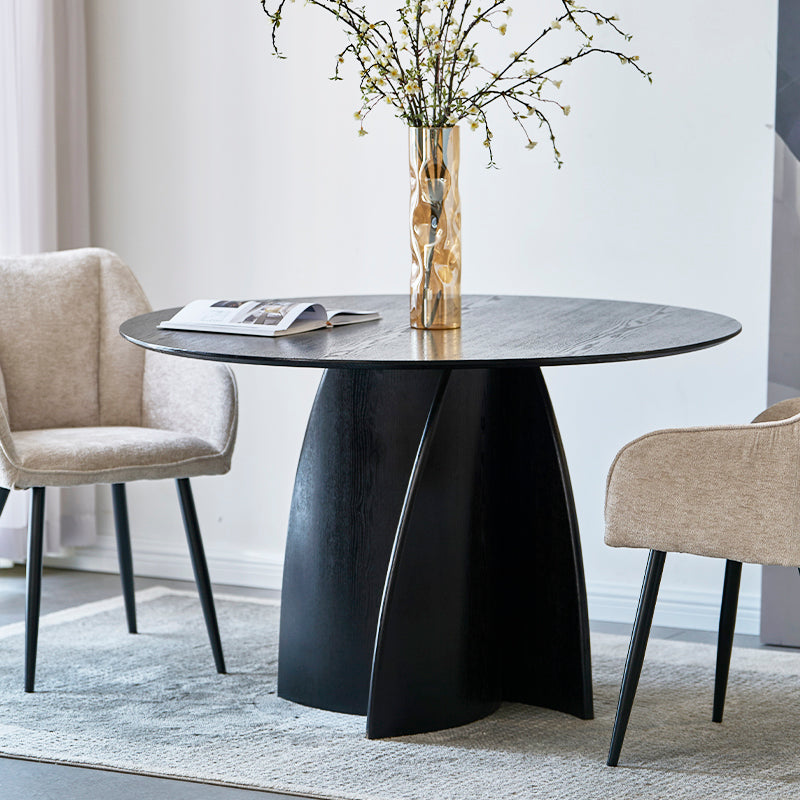 Tavolo da pranzo rotondo Gemma UDT24012 in nero con piano MDF resistente e base in impiallacciato legno, perfetto per sale da pranzo moderne.
